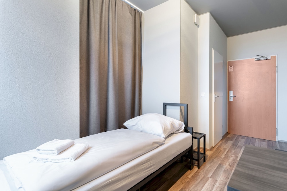 ROOM, SINGLE