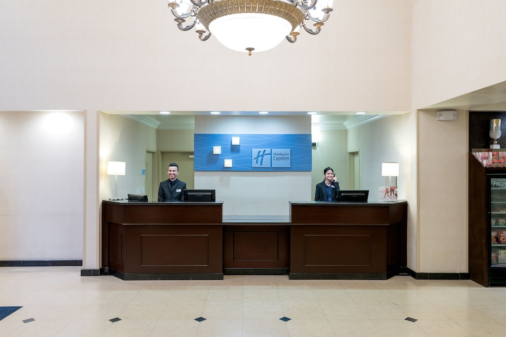 Holiday Inn Express and Suites Los Angeles Airport Hawthorne 7/53