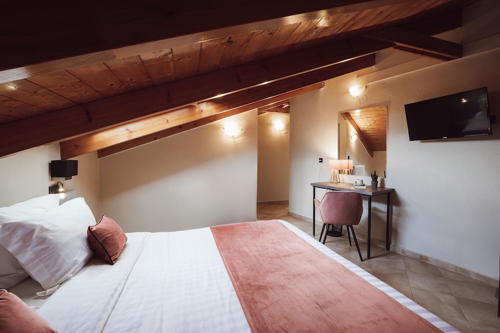Junior, King Bed, Attic