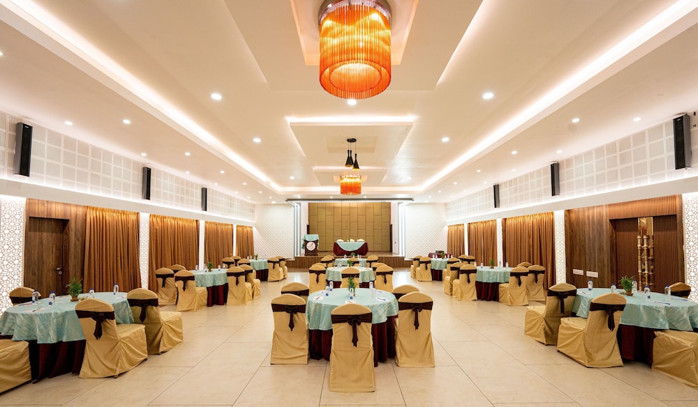 TGI STAR Holidays Yercaud 32/48