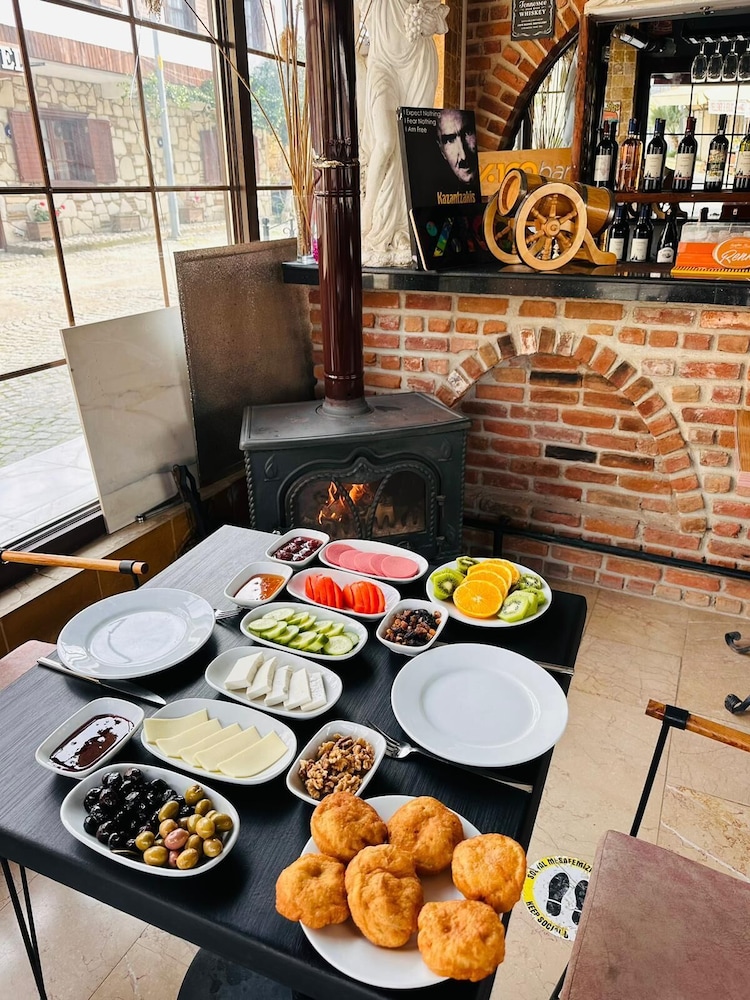 Rebetika Hotel 53/67