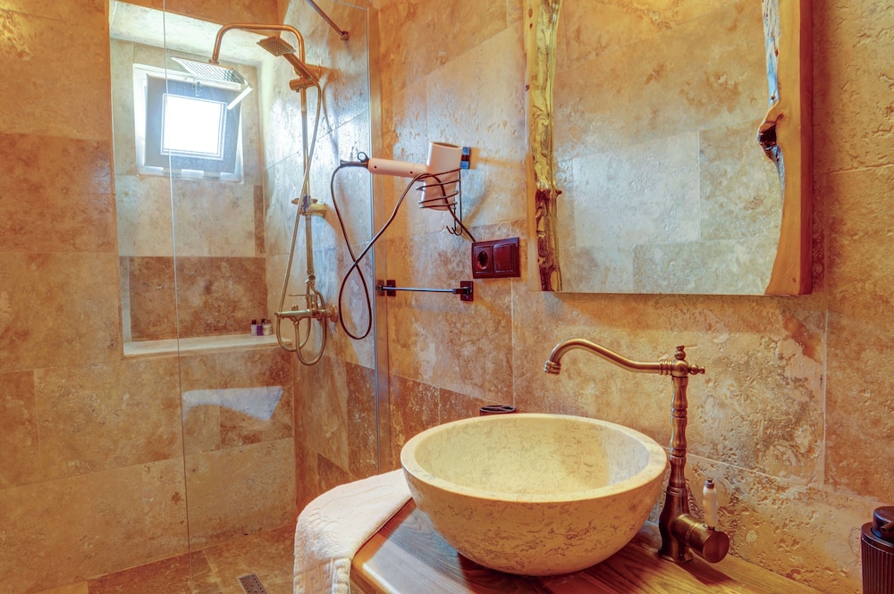Ceran Stone House 50/50