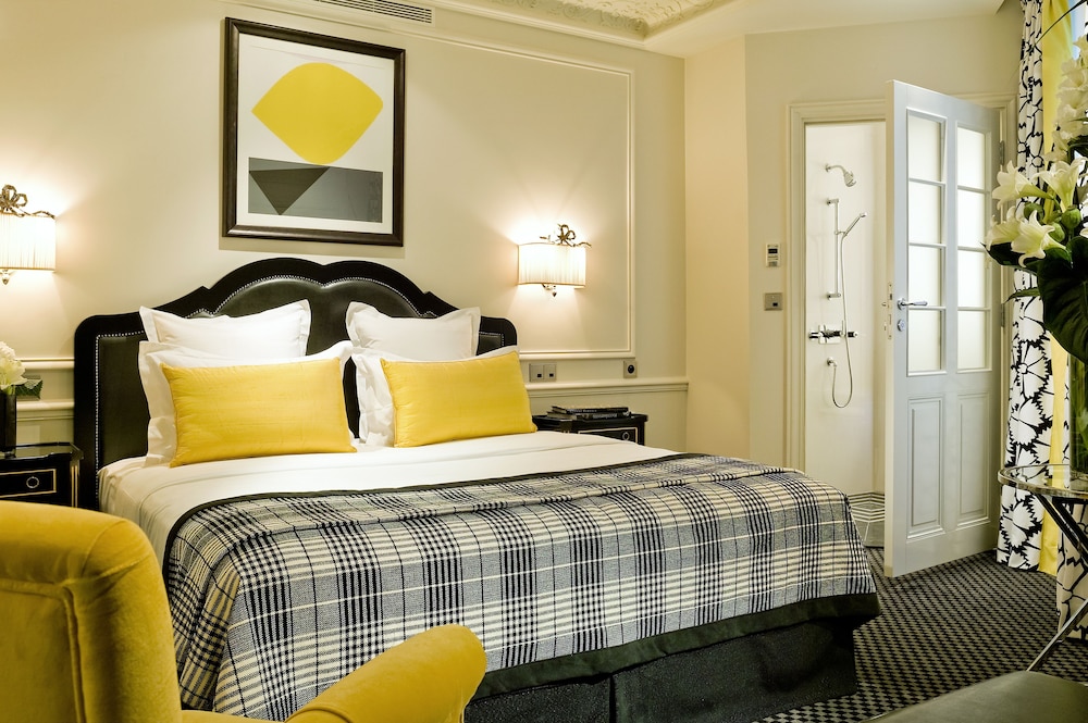 EXECUTIVE, DOUBLE OR TWIN BED, BATHTUB