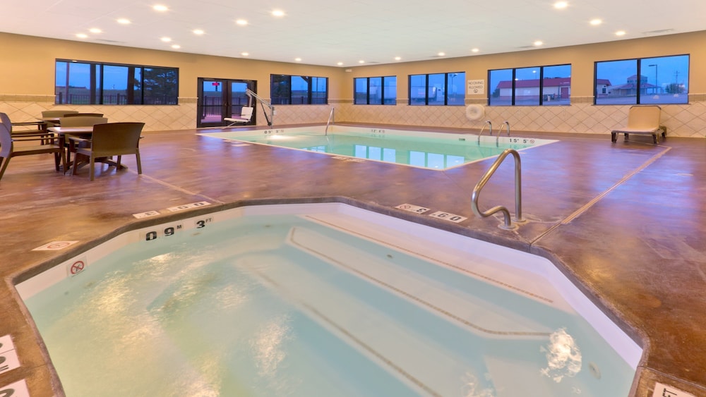 Holiday Inn Express Hotel Suites Colby 3/60