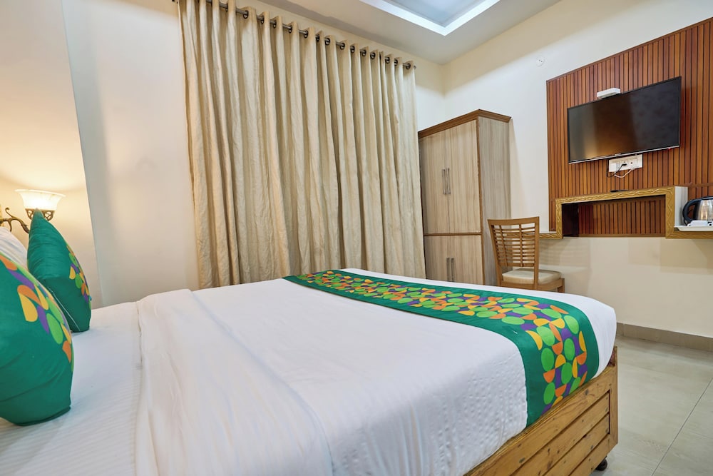 غرفة قياسية بسرير كينج، Treebo Roshan House 7/10