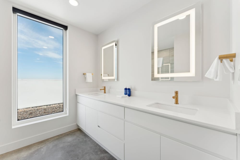 غرفة بسريرين كوين بشرفة بغرفتي نوم مع أريكة بجاكوزي، Placemakr Salt Lake City Downtown, Apartments by Hilton 3/3