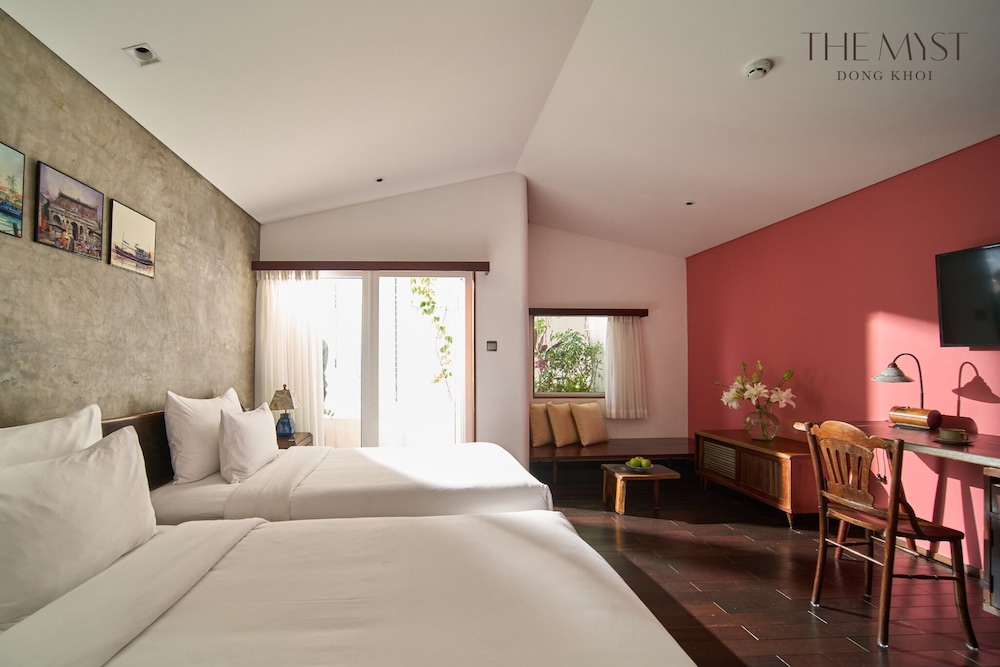 SERENE CORNER BALCONY TWIN ROOM