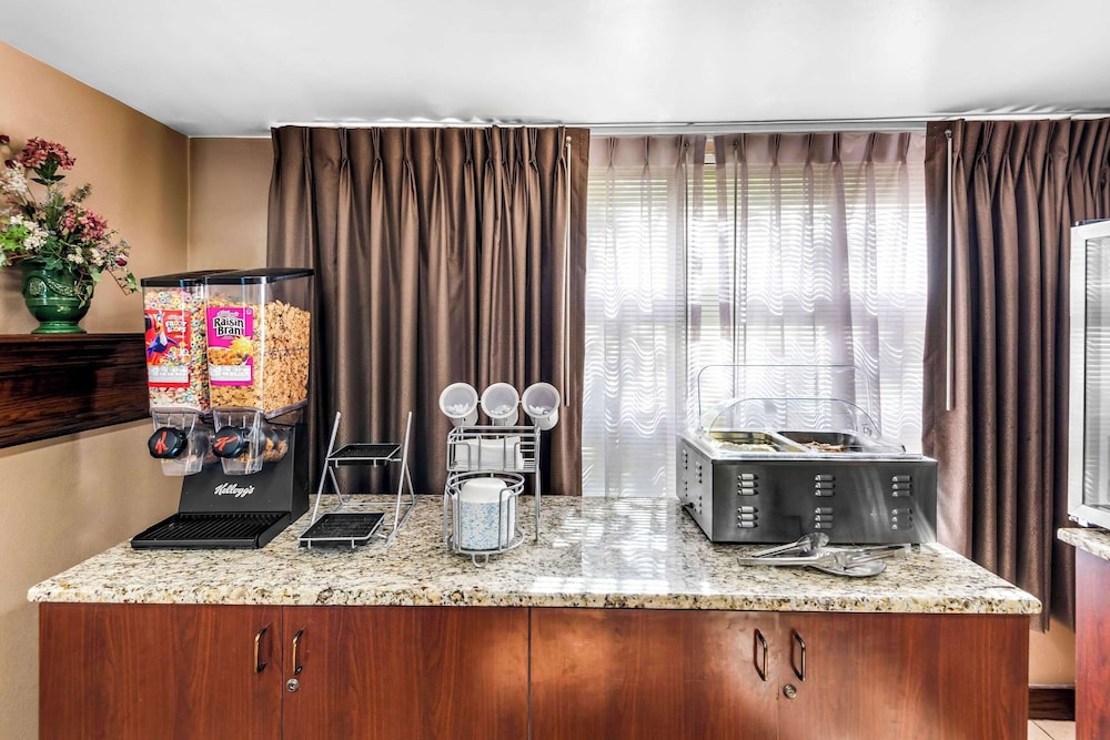 Clarion Inn & Suites Indianapolis Northwest 49/55