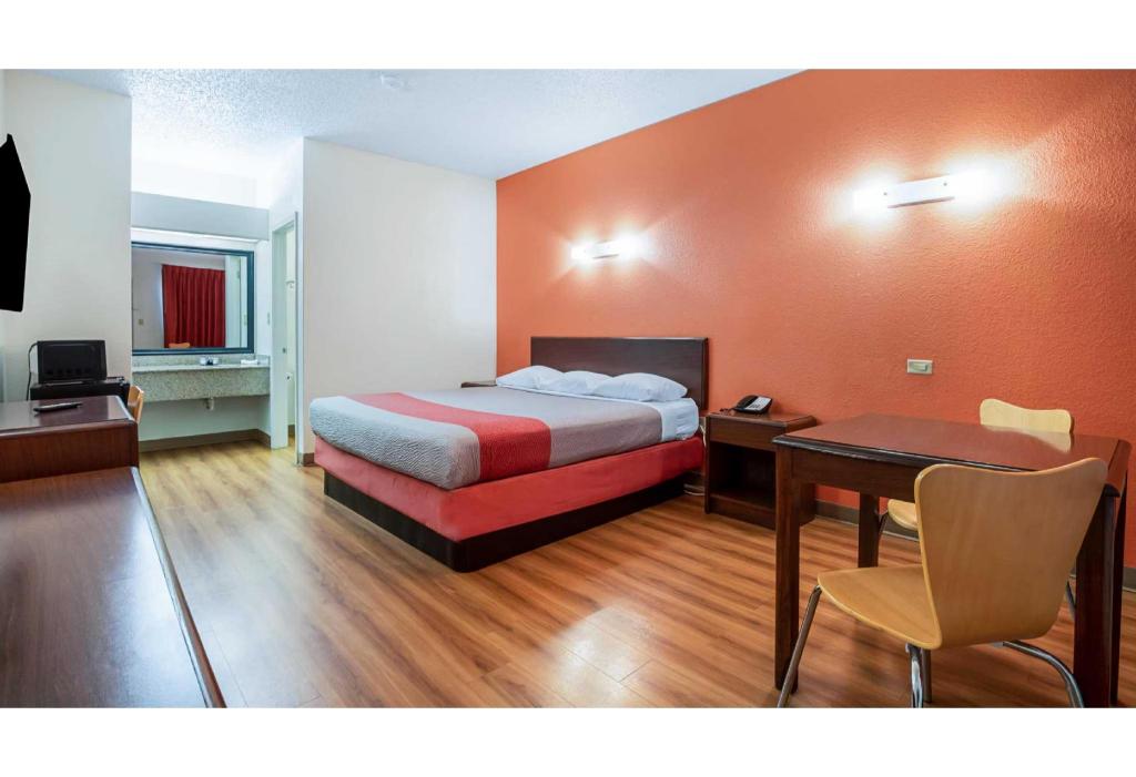 1 King Bed - Smoking, Micfridge, Sofa-Bed, Motel6 Covington, TN 3/10
