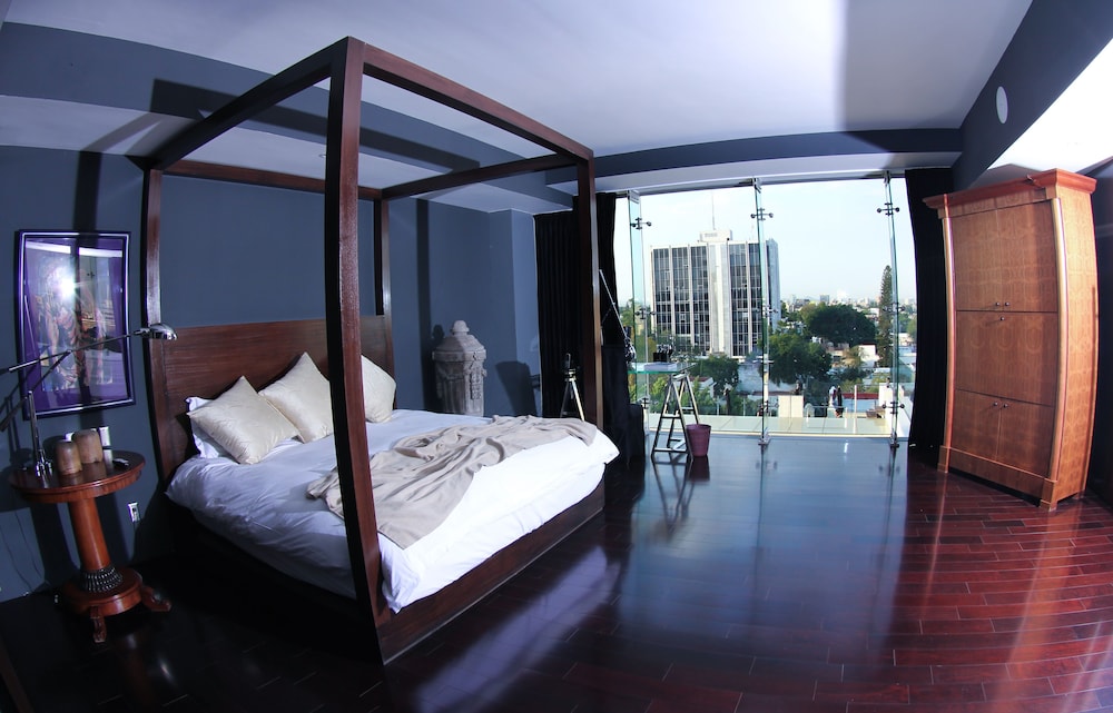 SUITE, KING AND QUEEN BED