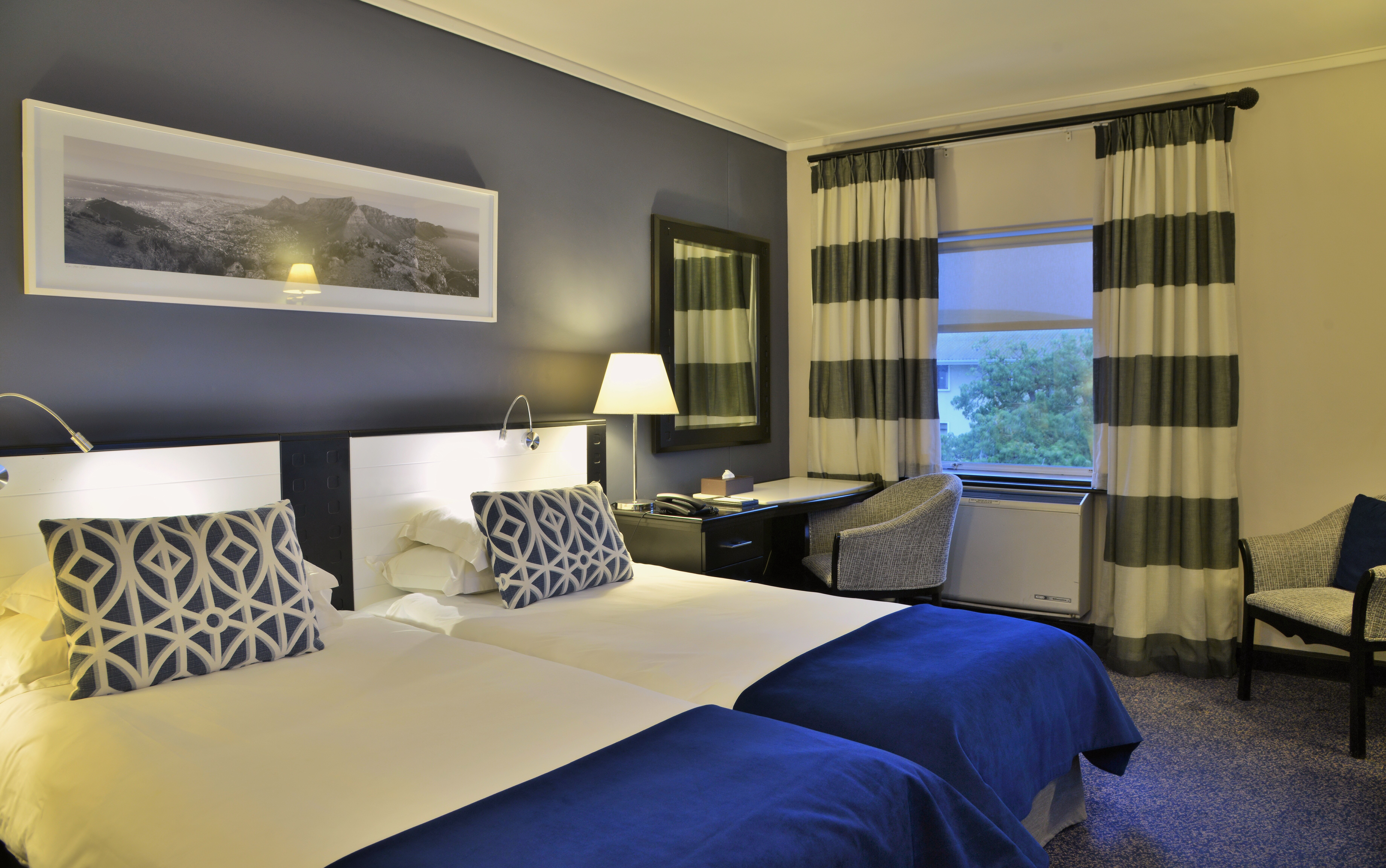 غرفة قياسية بسريرين منفصلين، The Commodore Hotel 2/9