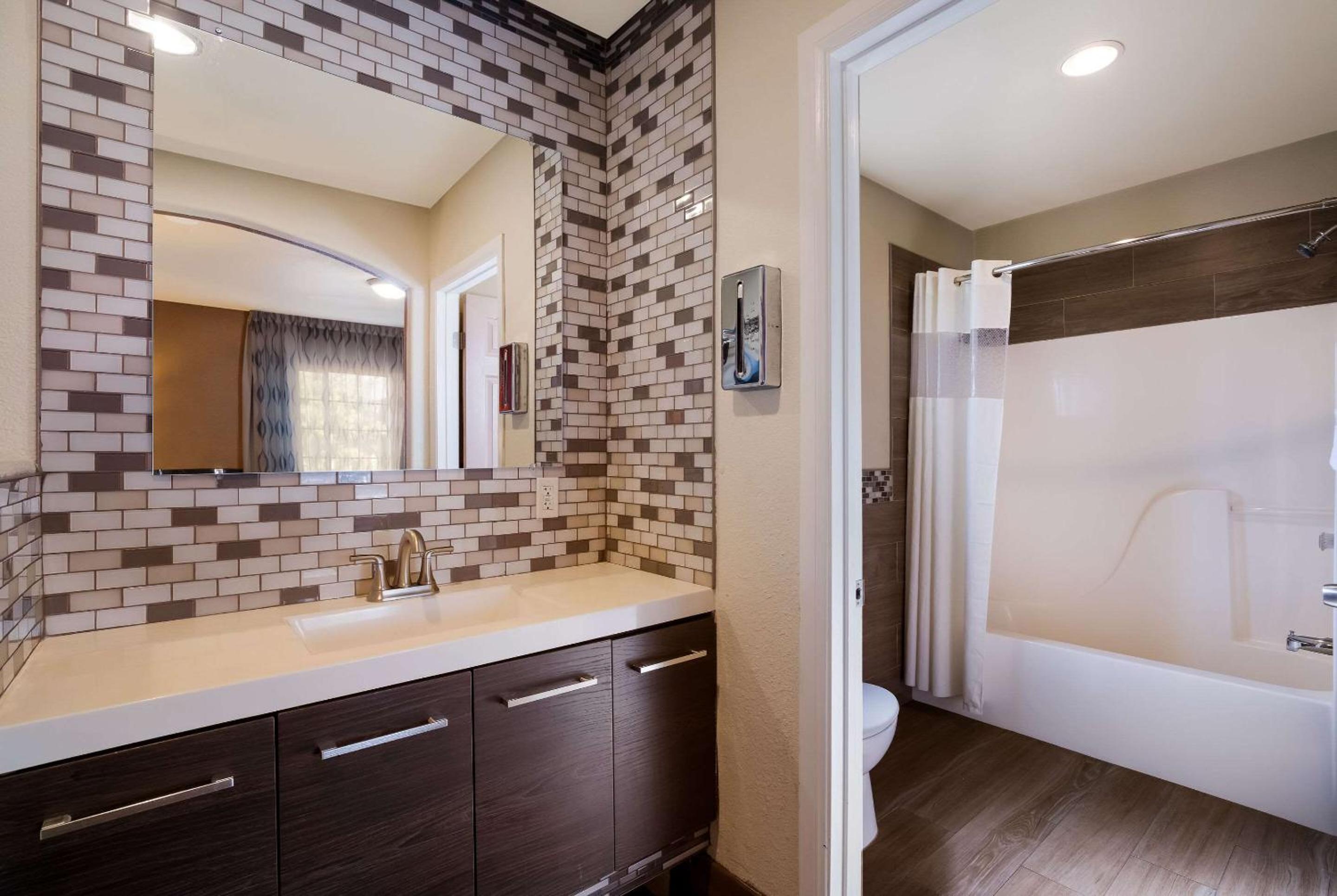 غرفة قياسية بسرير مزدوج، Rodeway Inn Near Coachella 4/4