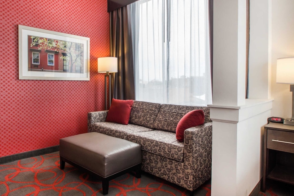 Comfort Inn And Suites Near Stadium 30/44