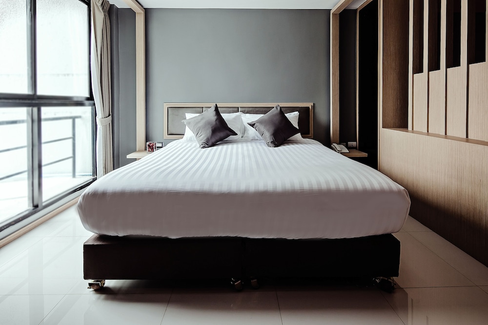 DELUXE, DOUBLE BED