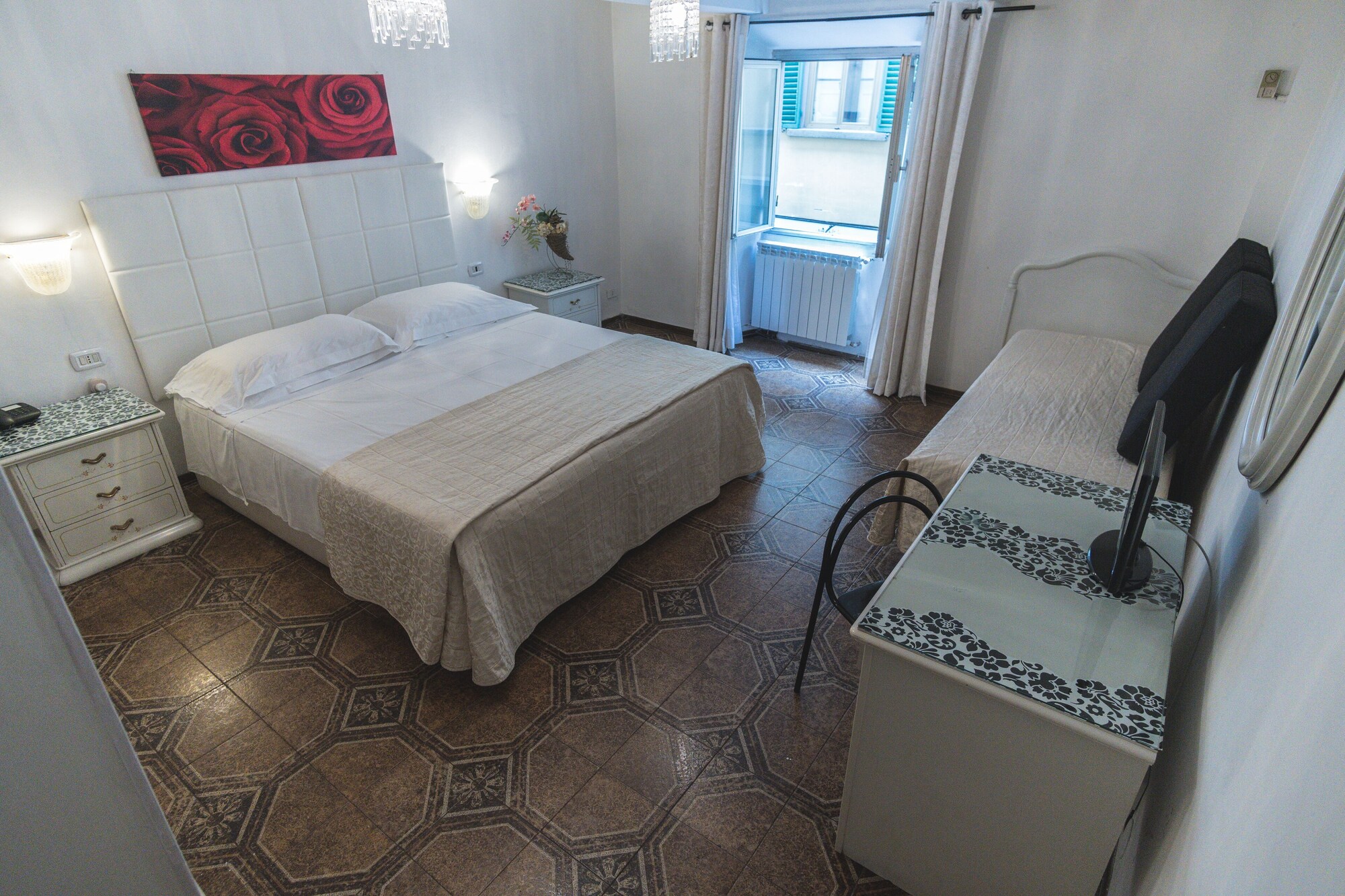 ROOM, SINGLE