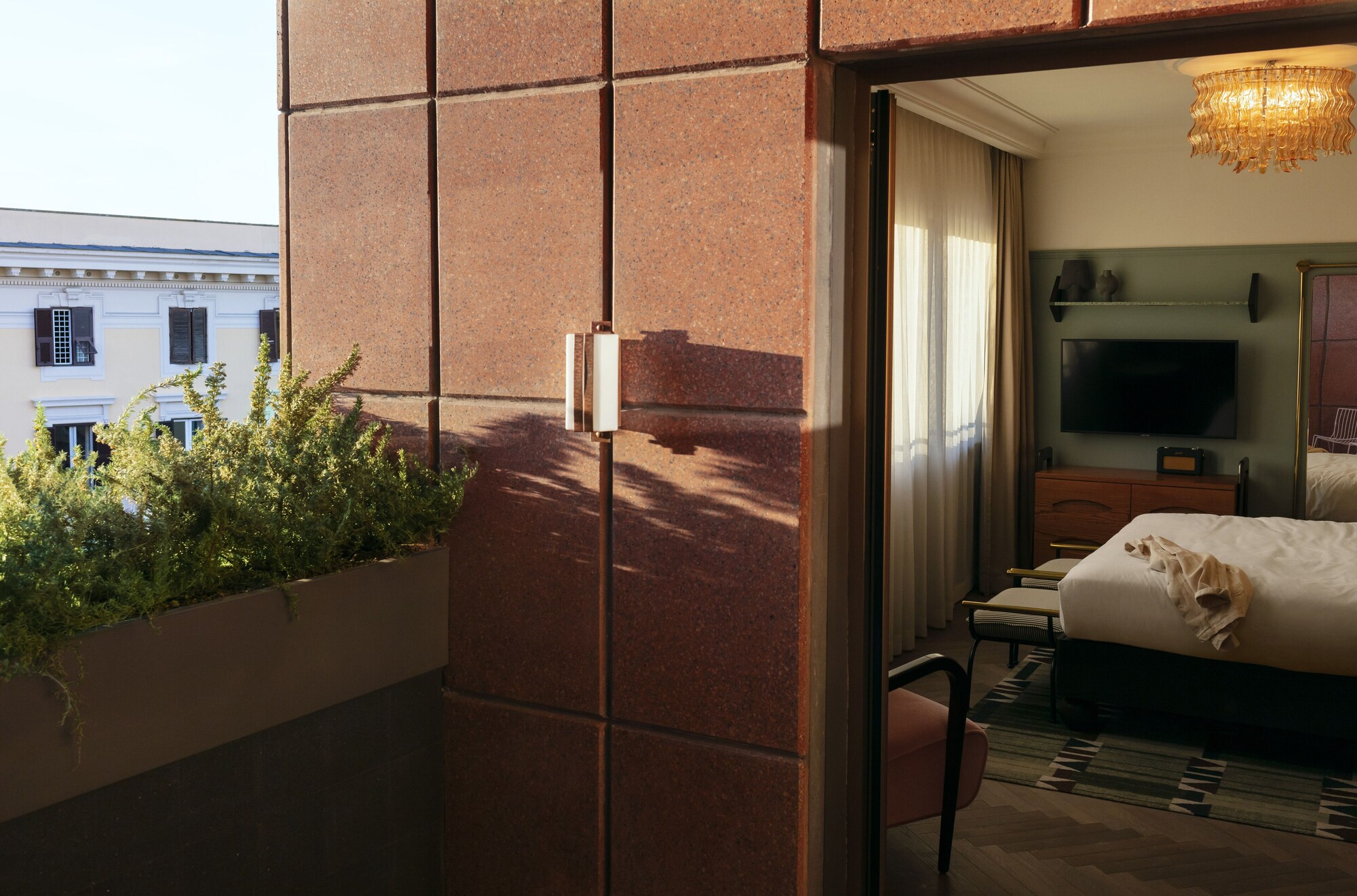 ROOMY, TERRACE