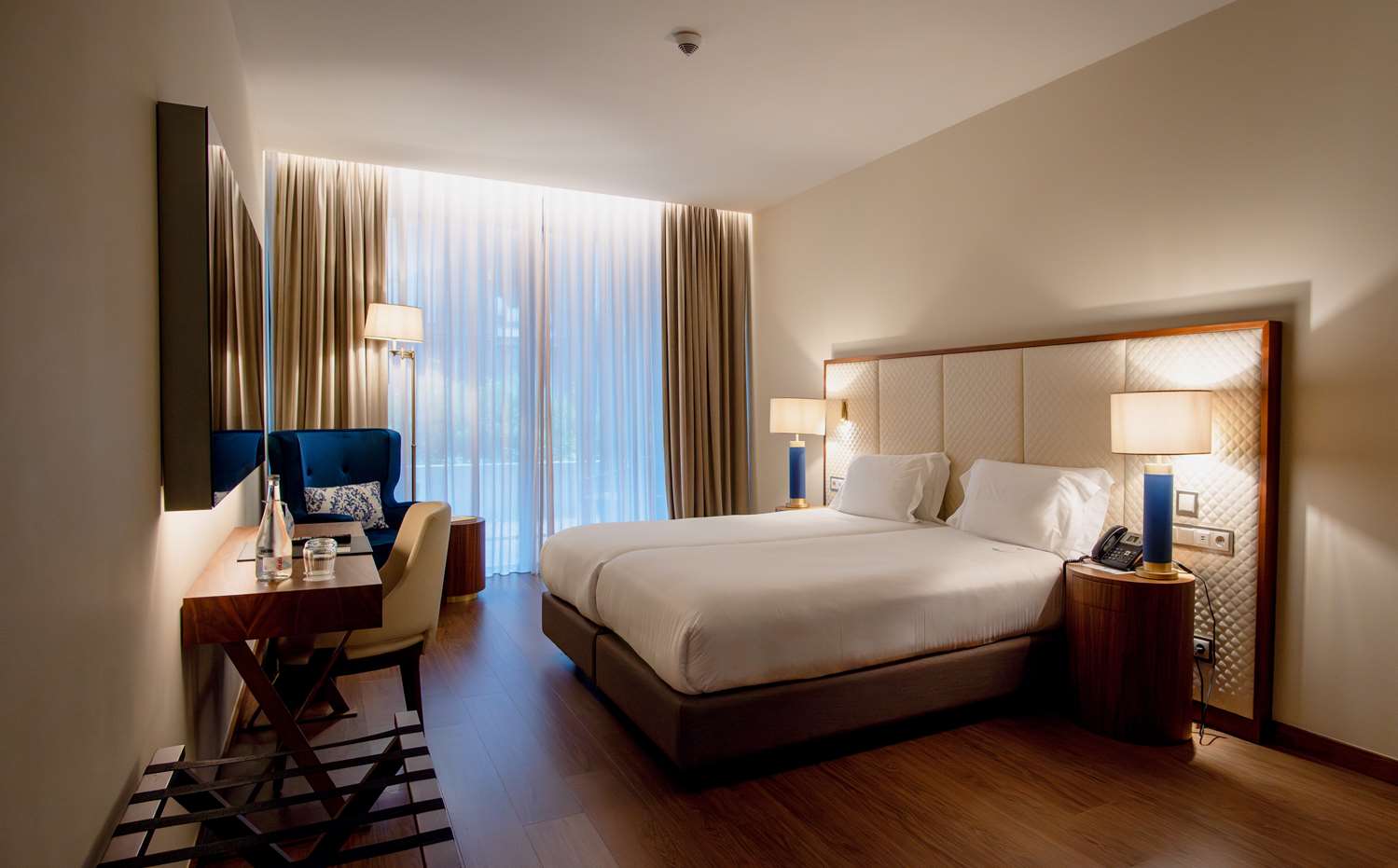غرفة ديلوكس بسريرين منفصلين بشرفة، Boeira Garden Hotel Porto Gaia, Curio Collection by Hilton 2/2