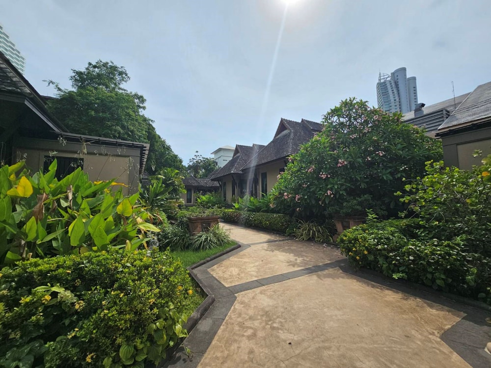 Botany Beach Resort 67/73