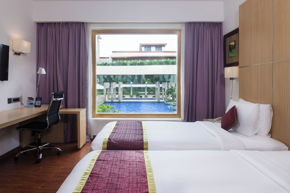 SUPERIOR, TWIN BEDS, POOL VIEW