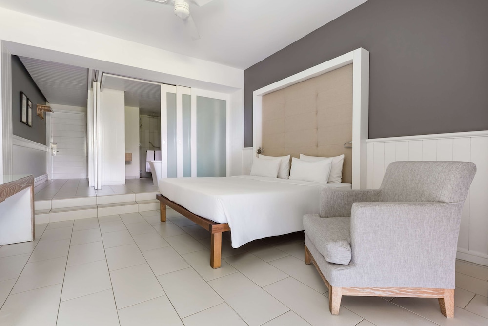 غرفة بريميوم بسرير كينج بإطلالة على البحر، Radisson Blu Azuri Resort and Spa 4/10