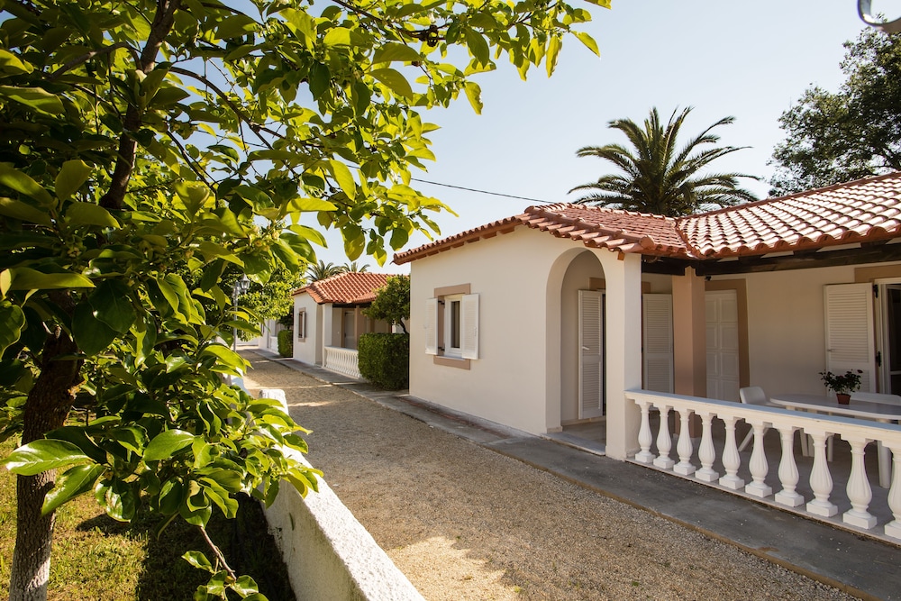 Paradise Village 2/40