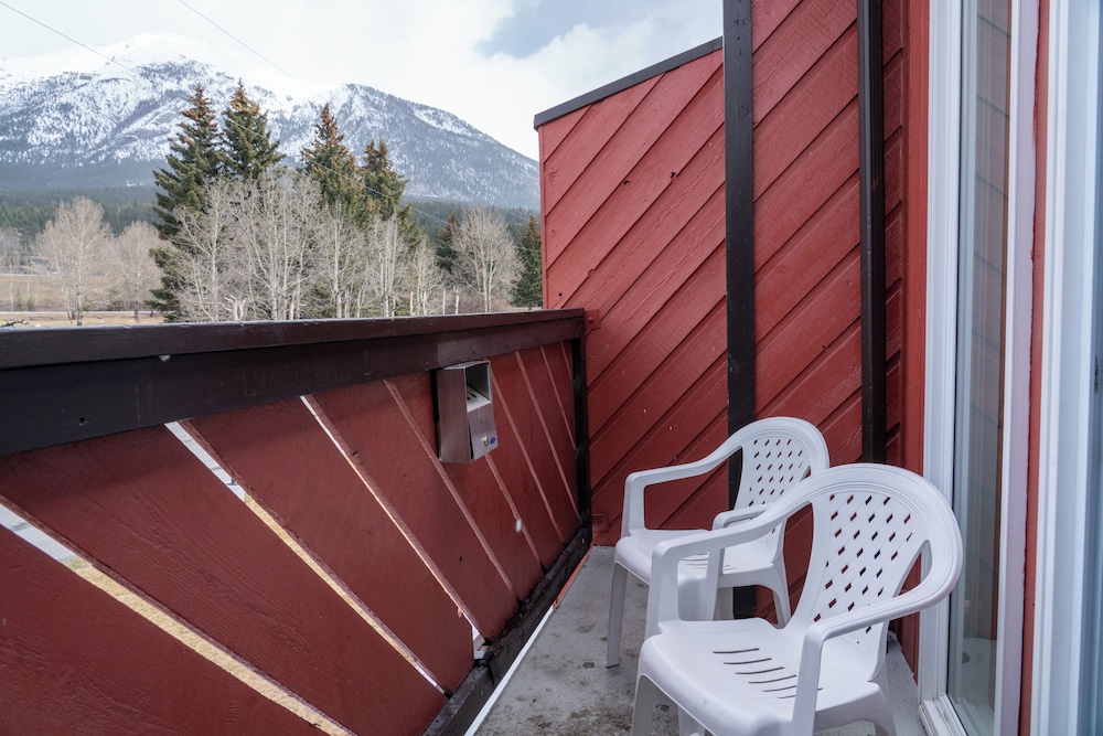 Canmore Rocky Mountain Ski Lodge 96/118