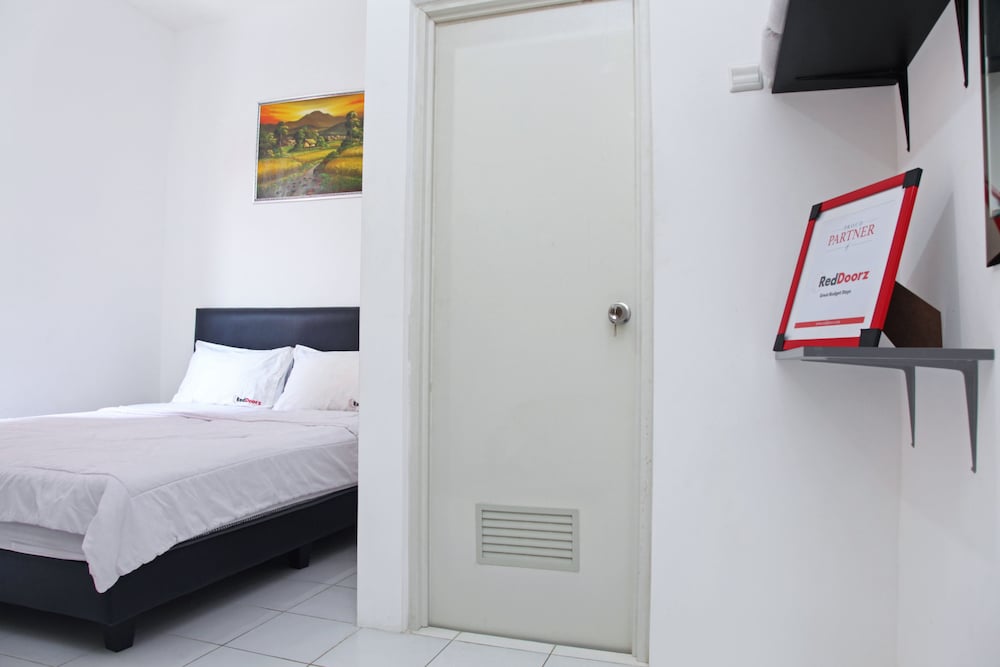 RedDoorz Plus near Galaxy Mall 8/39