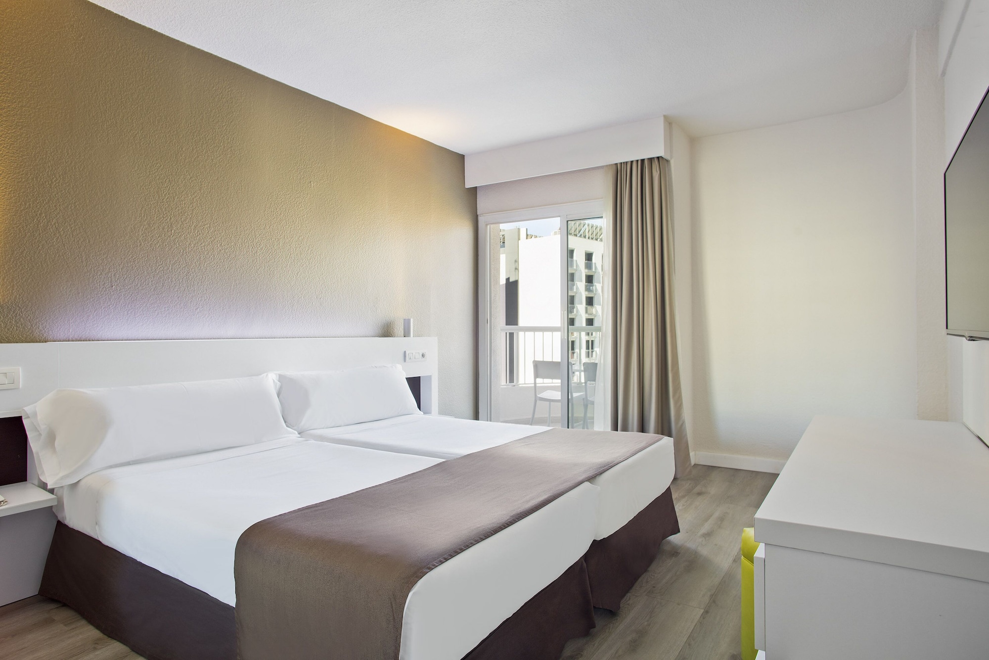 Sol, Pelicanos, Twin Beds, Pool View