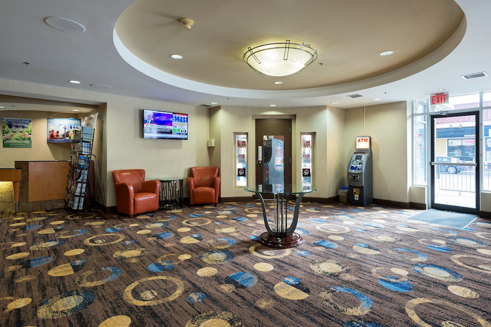 Howard Johnson Plaza by Wyndham by the Falls / Niagara Falls 50/50