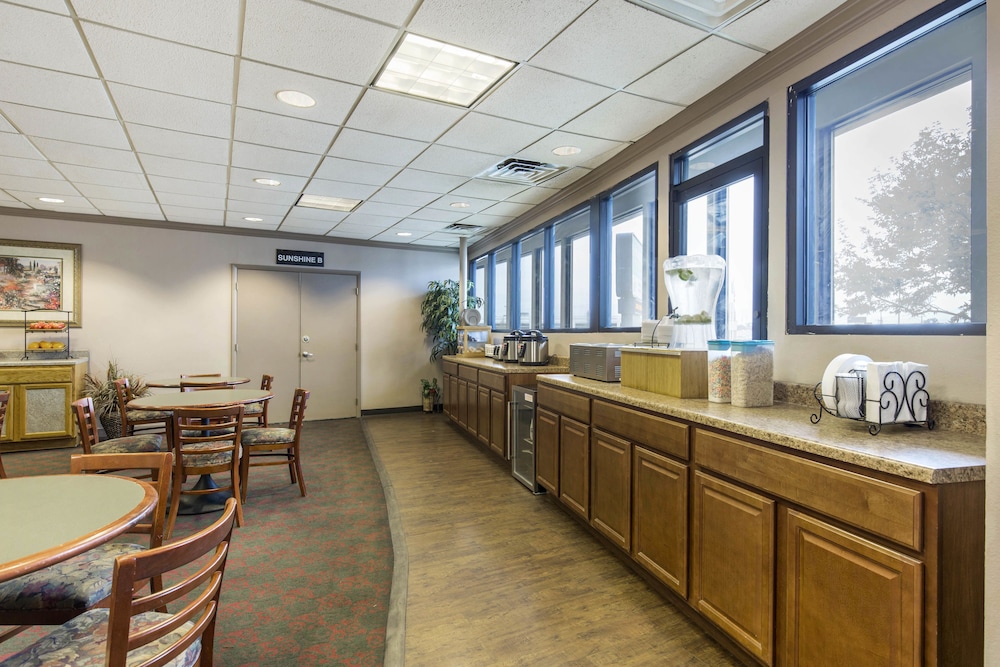 Lamplighter Inn Suites South 36/51