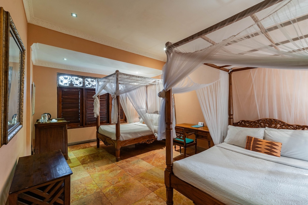 DELUXE, DOUBLE OR TWIN BED
