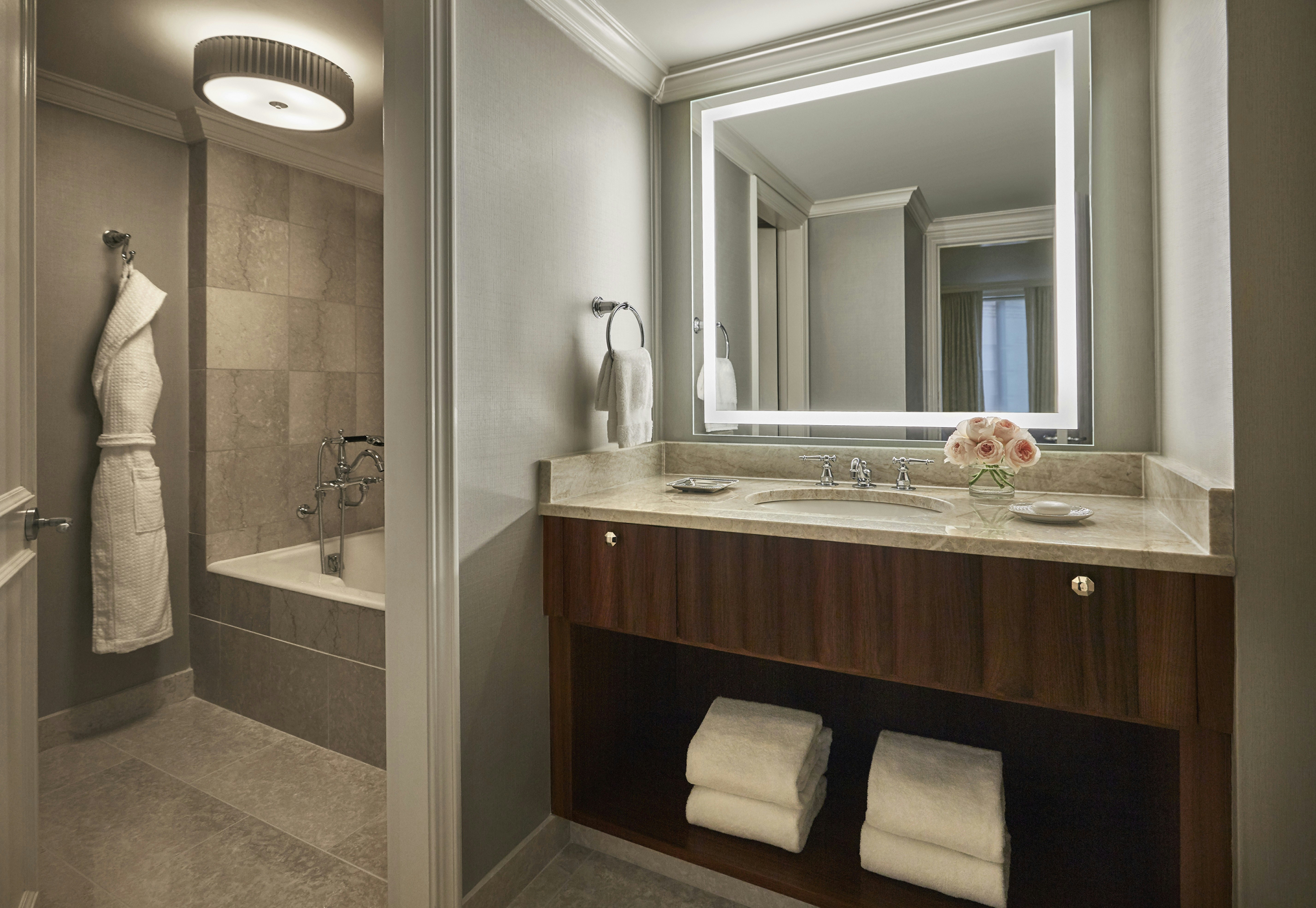 Premier, Suite, King Bed, West Wing