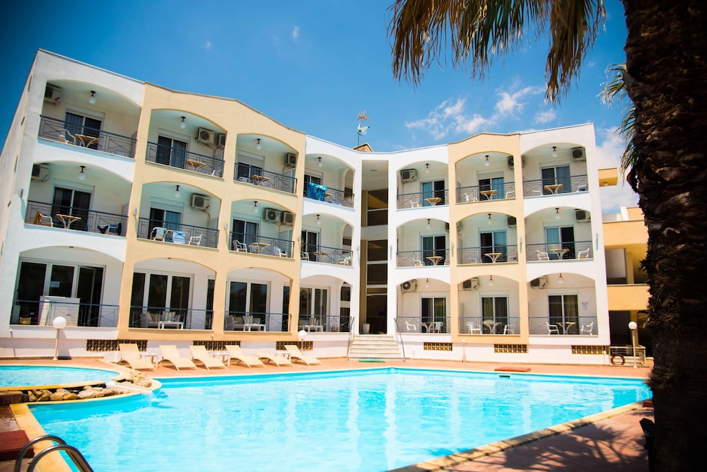 Stavros Beach Hotel 3/50