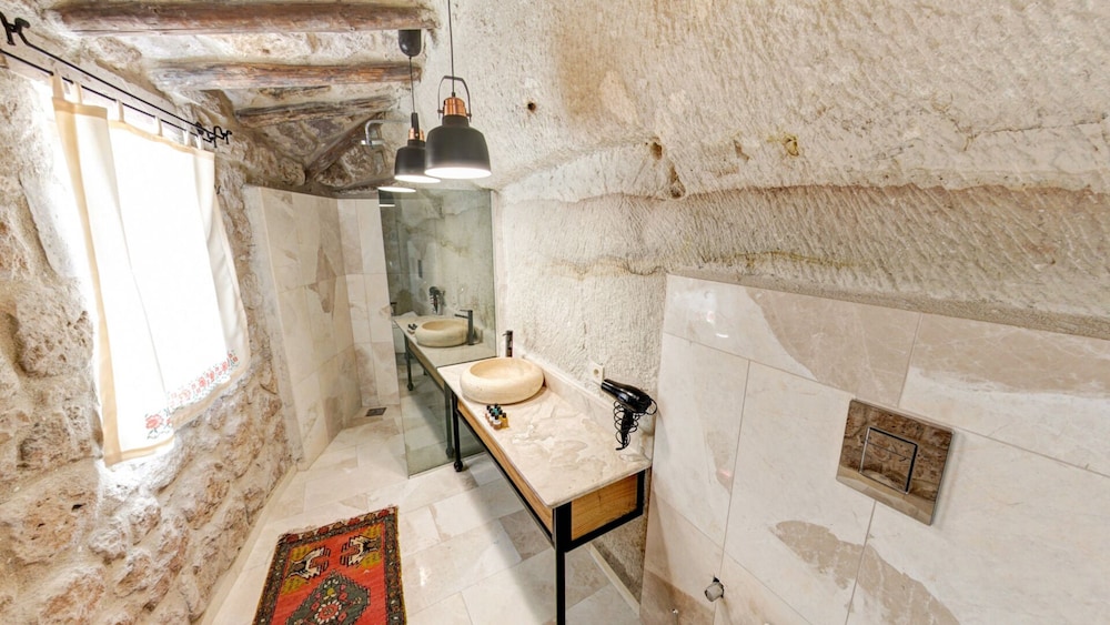 Panoramic Cave Hotel 50/50