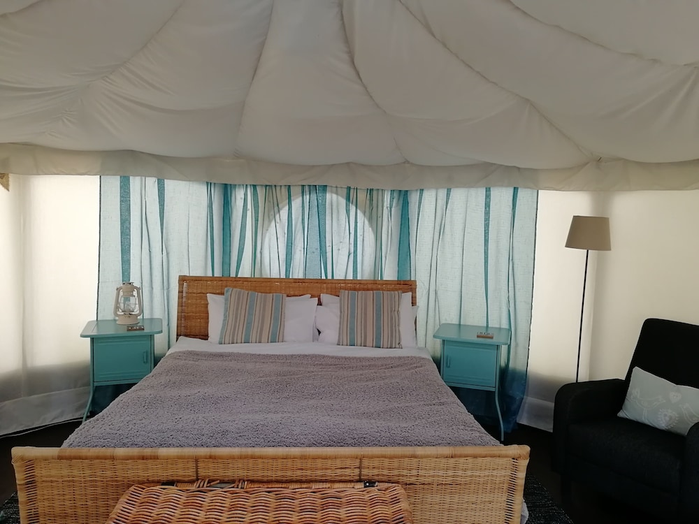 The Little Hide - Grown Up Glamping 13/50