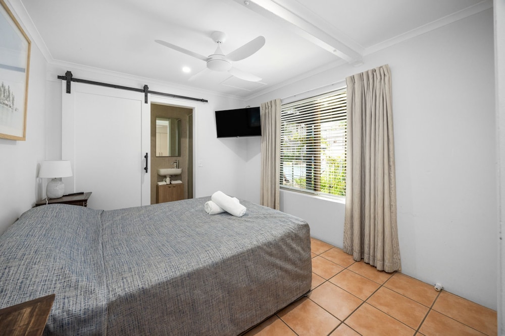 3 Bedrooms, Villa, 1 Queen and 4 Single Beds, Pool Side