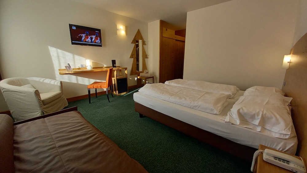 Room, Queen Bed, Mountain View, Balcony, Hotel Monte Bondone 3/10