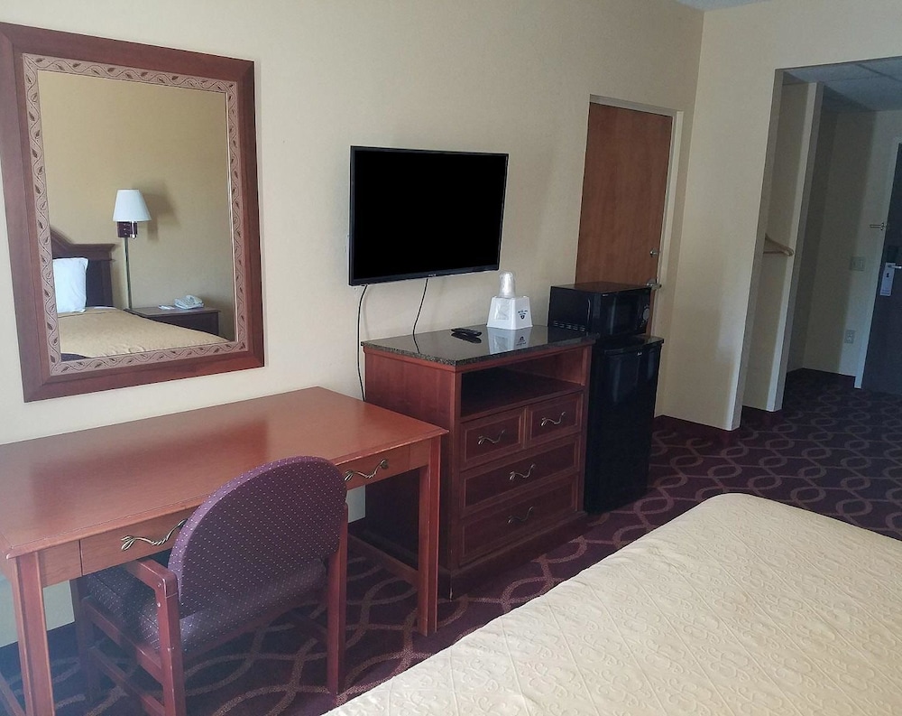 American Inn Evansville 13/22