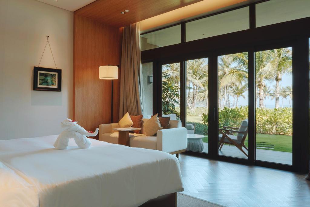 Courtyard, King Bed, Garden View