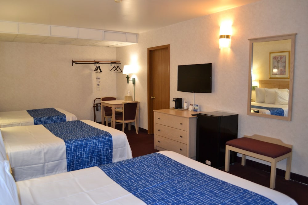 ROOM, 3 DOUBLE BEDS