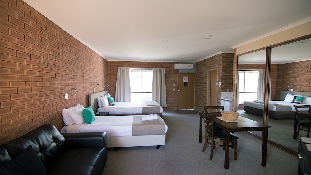 Ashleigh Court Motor Inn 26/53