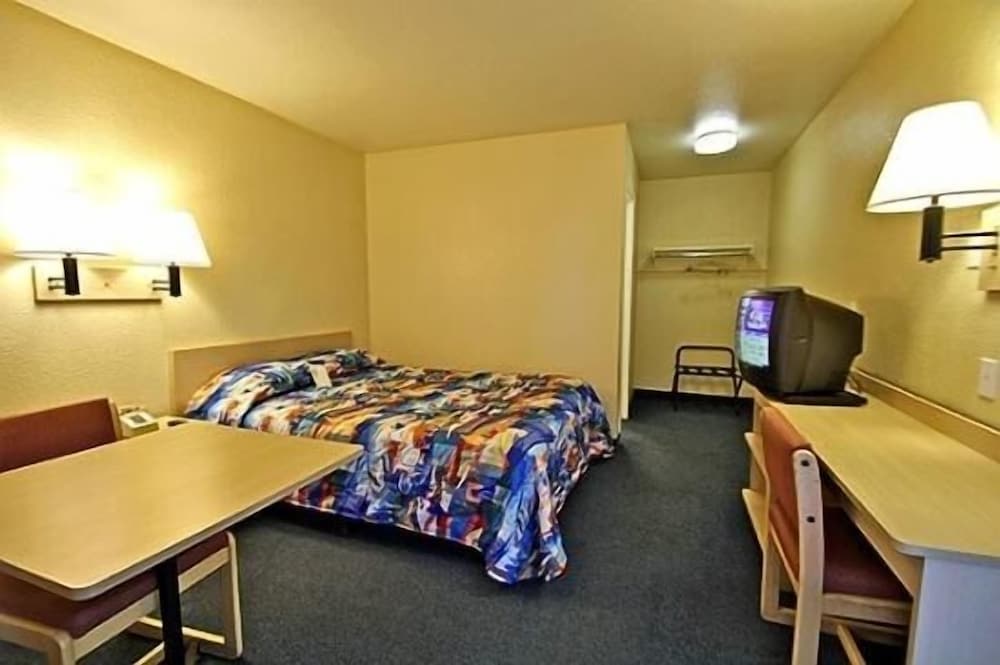 Hilltop Inn Suites 22/28