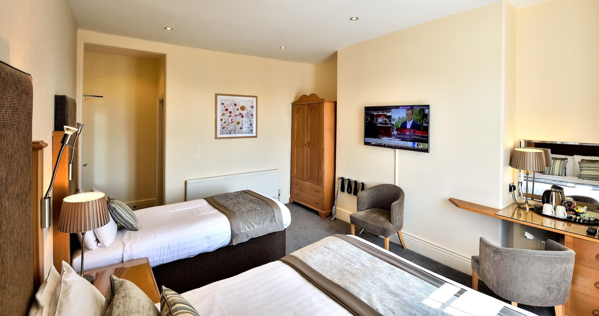 غرفة سوبيريور بسريرين منفصلين، Queens Court Hotel 4/7