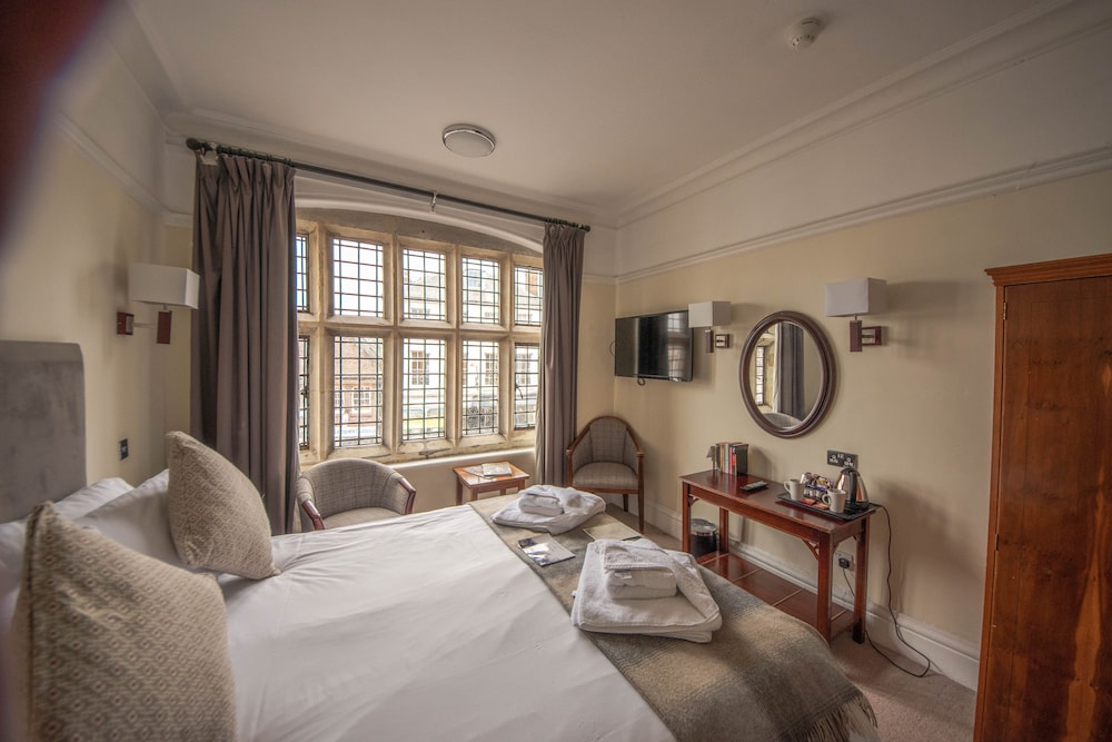 Norfolk Arms Hotel 37/55
