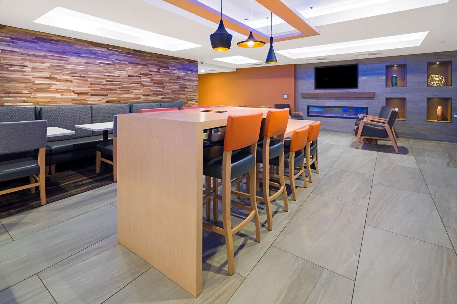 La Quinta Inn & Suites by Wyndham Orange County Airport 35/55