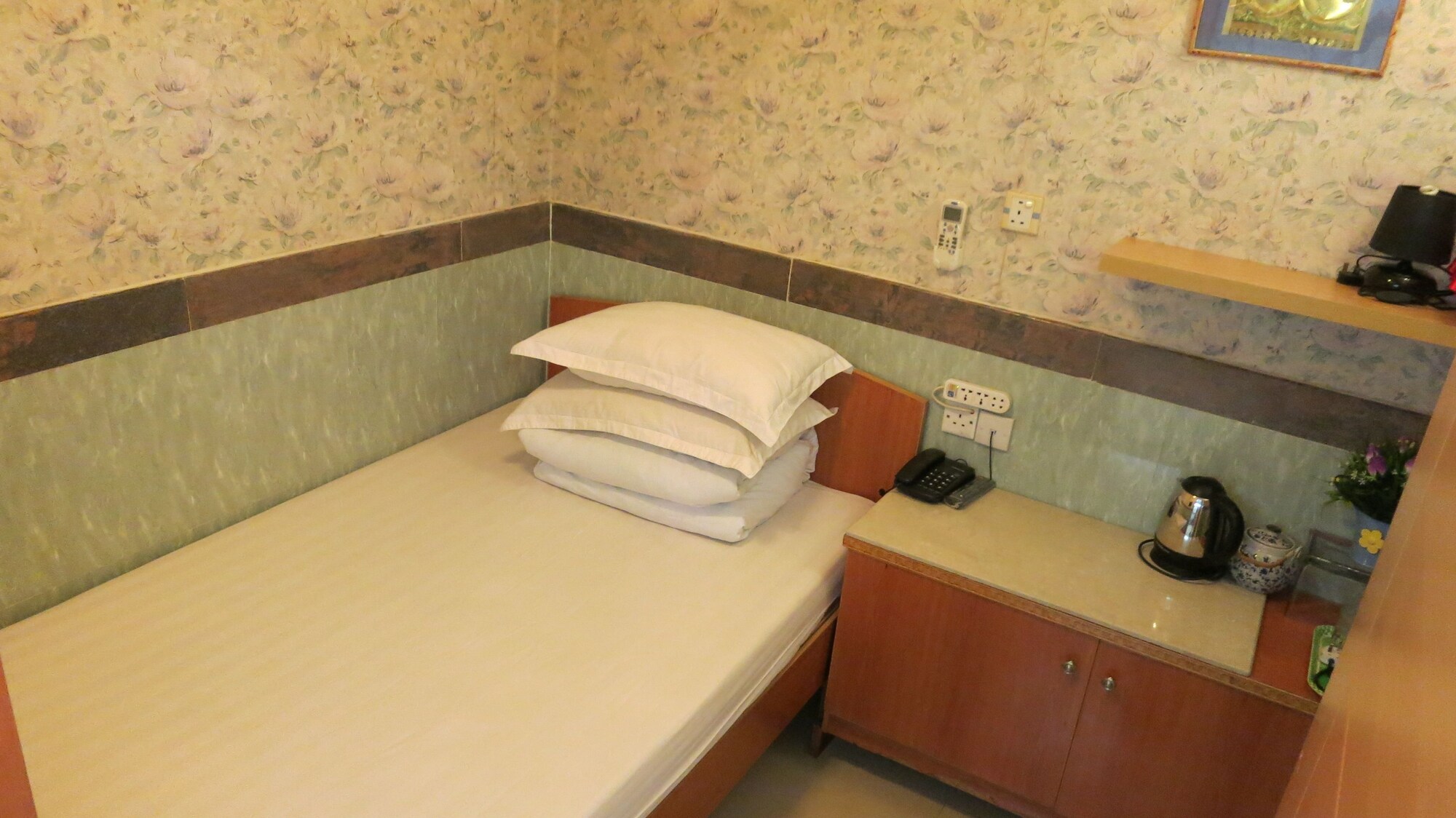 ROOM, SINGLE, NO WINDOW