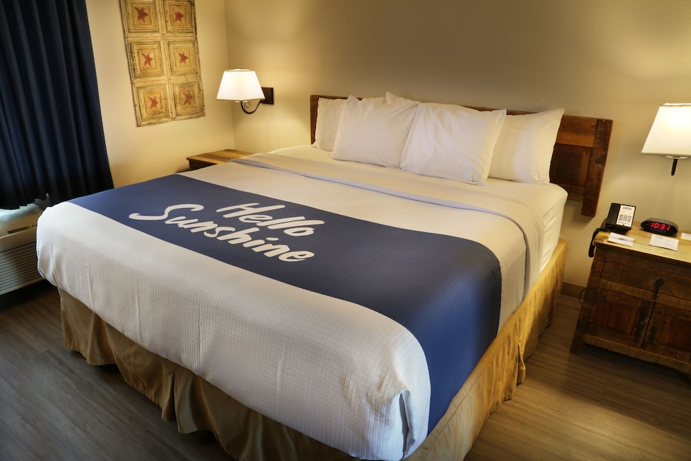 Days Inn Suites Llano 13/36