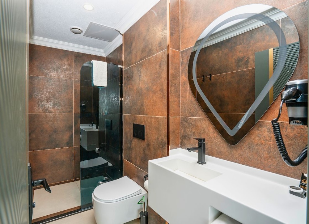 216 Ruby Suite 41/43