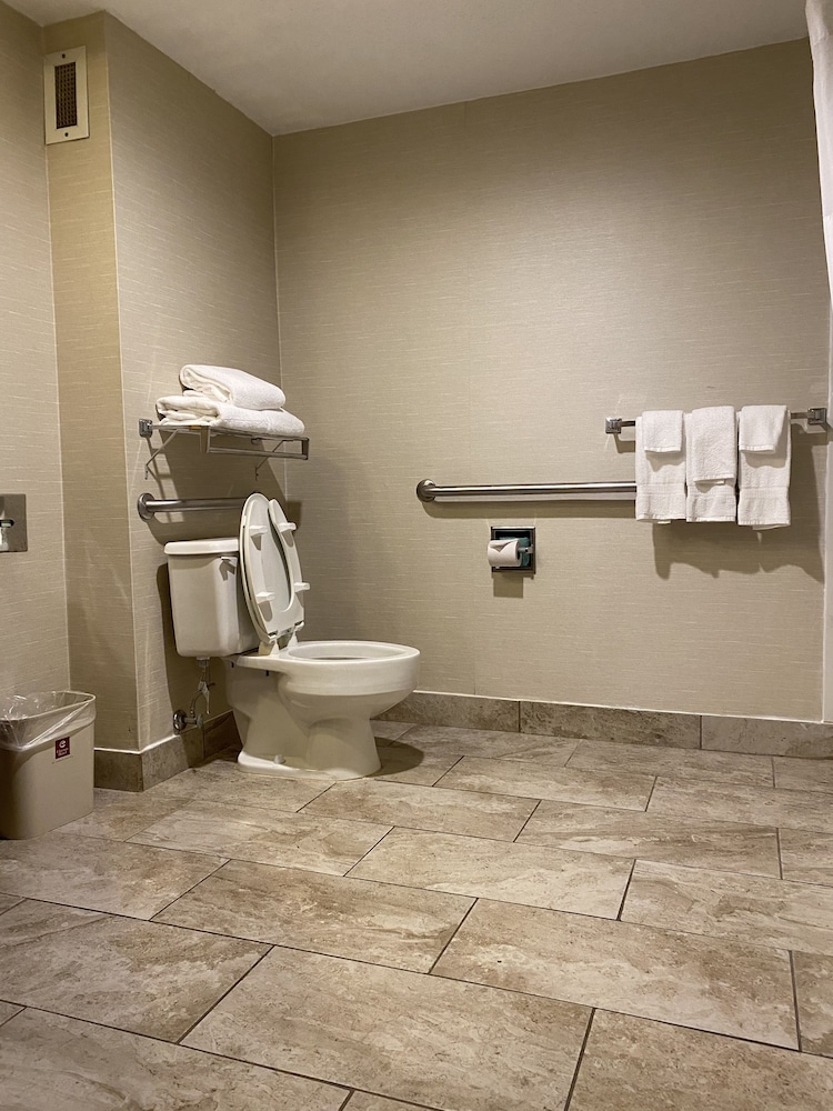 Clarion Inn and Suites Grand Rapids Airport 63/63