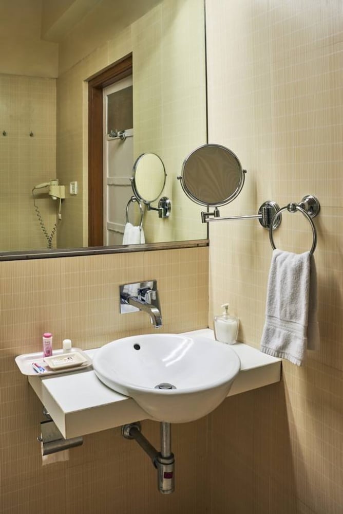 ASTORIA HOTEL 23/24